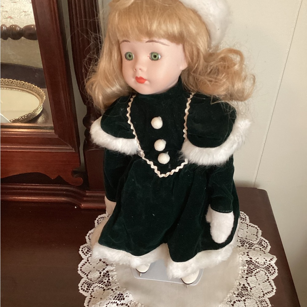House of Lloyd 1990 Christmas doll, 16”, Collectors Item